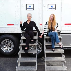 “Sexta-Feira Muito Louca 2” Chega aos Cinemas em 2025: Lindsay Lohan e Jamie Lee Curtis Reúnem-se em Bastidores Inéditos